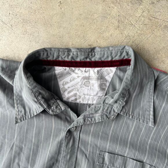 Quicksilver Quiksilver y2k Button up With Back Hit Grey Stripes vertical Mens si - Picture 2 of 3